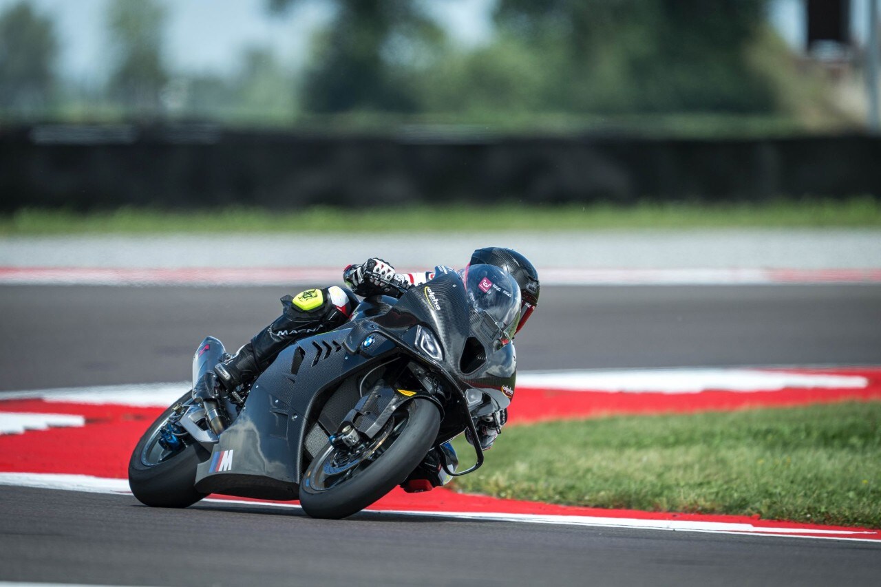 DueruoteTG #238 - Abbiamo guidato in pista la BMW che corre in SBK! 